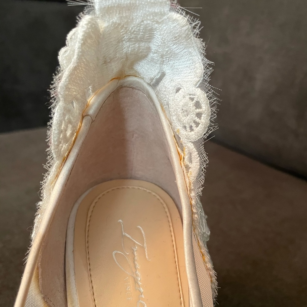 Beautiful Vince Camuto Shoes - Picture 6 of 6